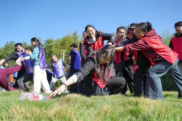 武义全茂德团建 群龙取水.jpg