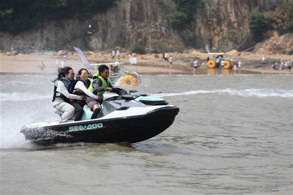 宁波华信象山团建海上摩托艇.jpg