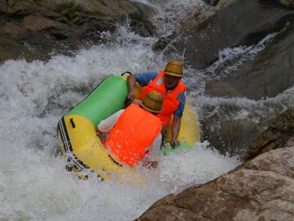 宁波柏坑峡谷漂流团建.jpg